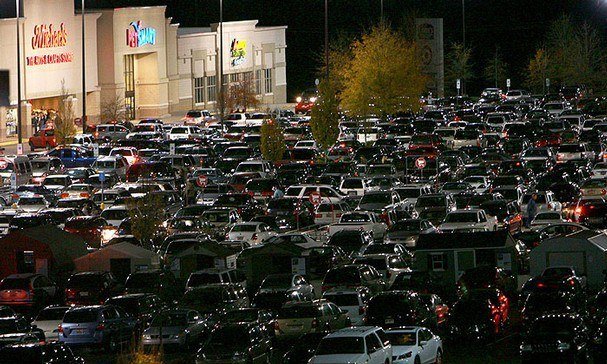 Tranh mua đồ giảm giá: Đám đông la hét, 1 người bị dẫm đạp đến chết-4