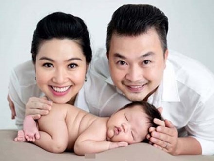 Con trai Lê Khánh đáng yêu khi chụp ảnh cùng bố mẹ