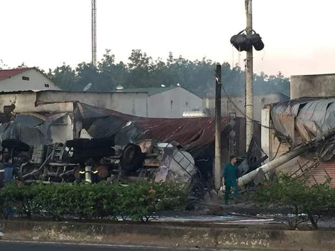 Xe bồn chở xăng tông cột điện rồi bốc cháy kinh hoàng, ít nhất 6 người tử vong-2