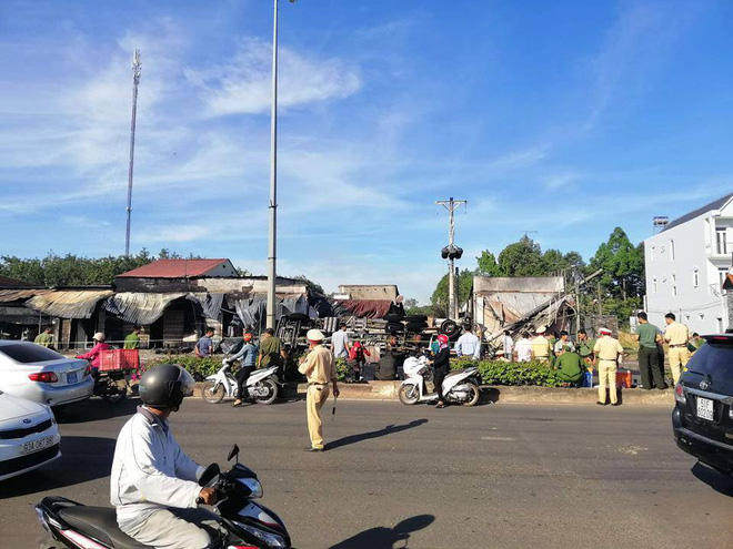 Xe bồn chở xăng tông cột điện rồi bốc cháy kinh hoàng, ít nhất 6 người tử vong-6