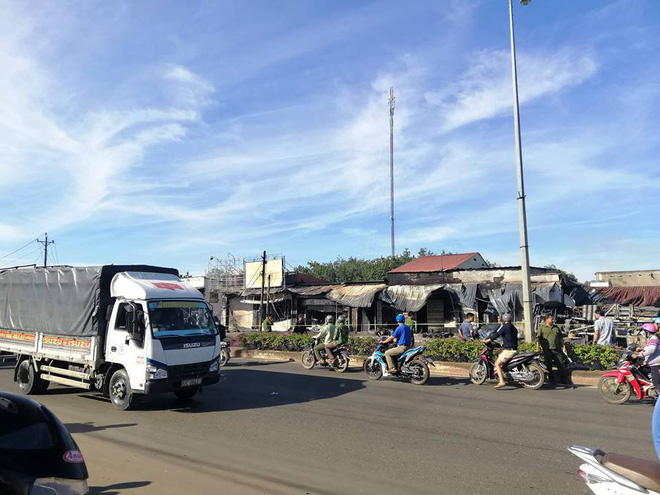 Xe bồn chở xăng tông cột điện rồi bốc cháy kinh hoàng, ít nhất 6 người tử vong-7