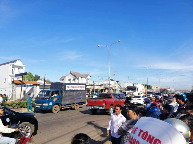 Xe bồn chở xăng tông cột điện rồi bốc cháy kinh hoàng, ít nhất 6 người tử vong-8