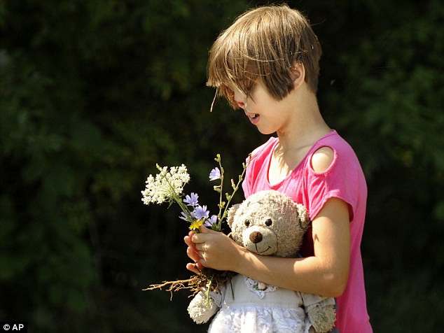 Sự thay đổi ngoạn mục của bé gái bị chồn ăn nửa mặt và ước mơ nhỏ thành hiện thực sau 15 năm-7