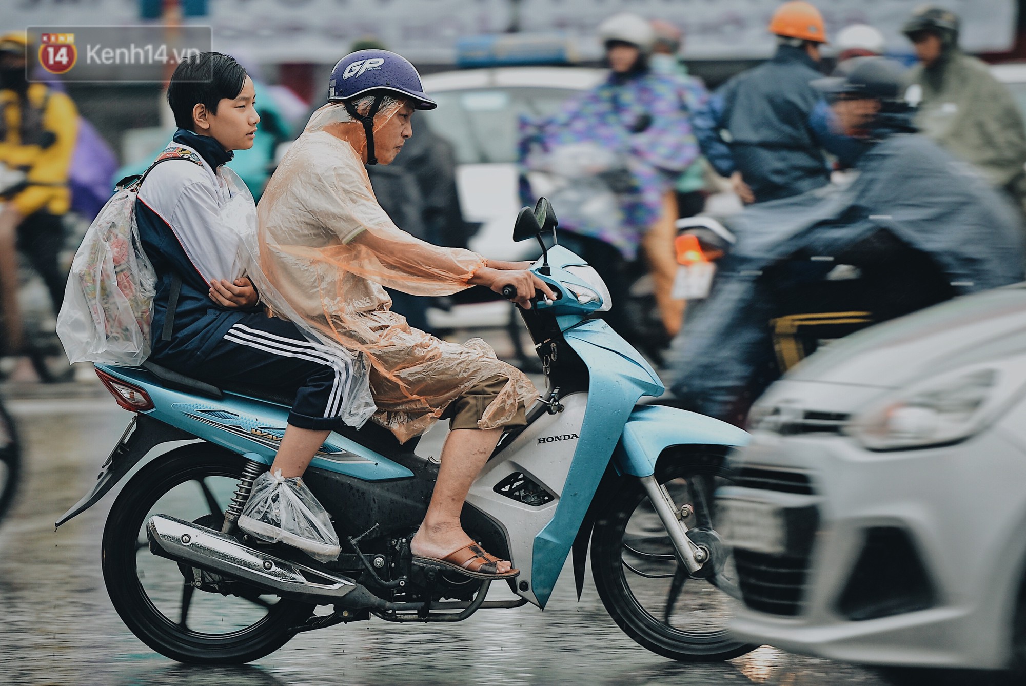 Chùm ảnh: Sau một đêm trở gió Hà Nội mưa lạnh xuống đến 17 độ C, người dân co ro ra đường-1
