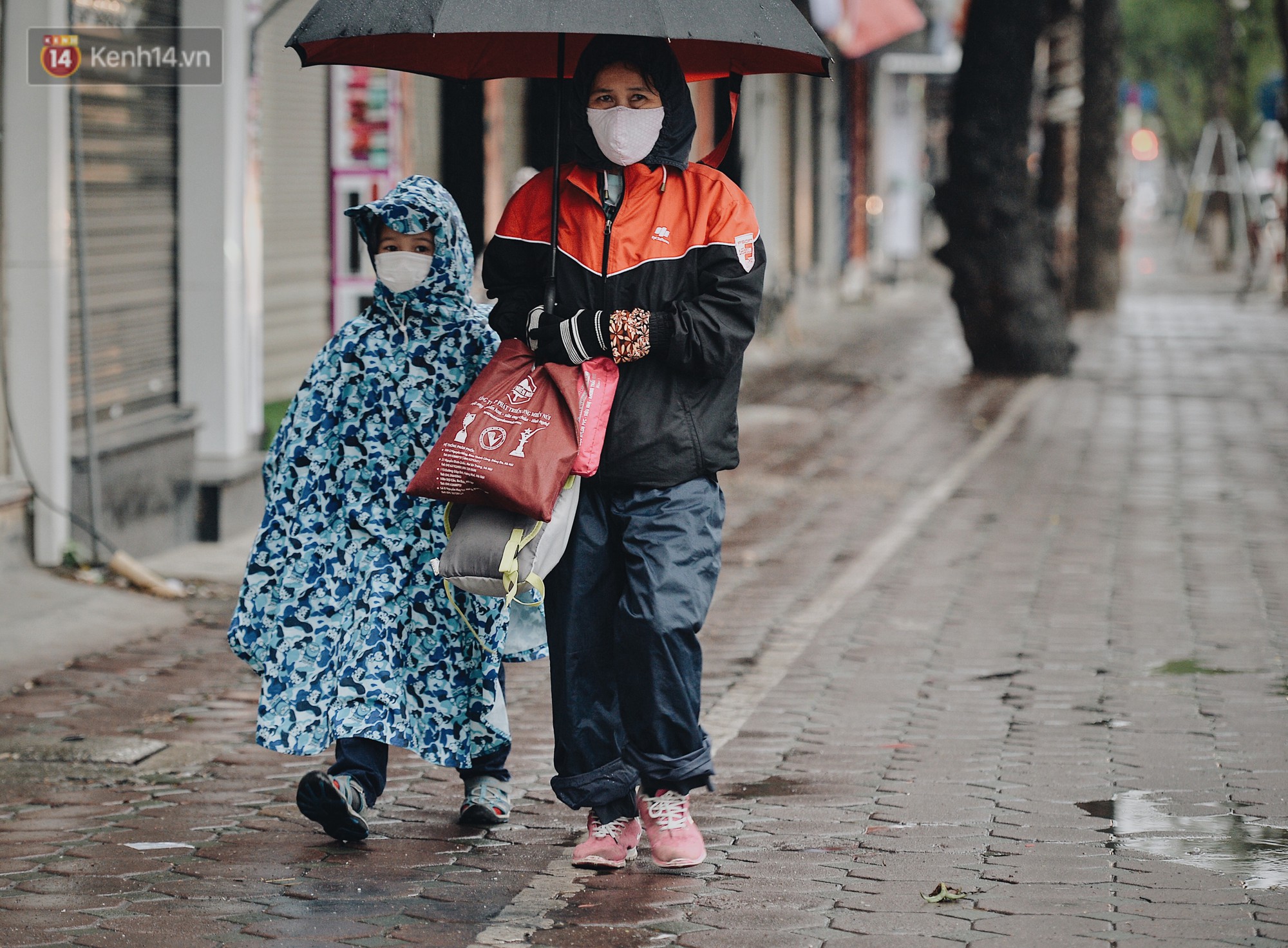 Chùm ảnh: Sau một đêm trở gió Hà Nội mưa lạnh xuống đến 17 độ C, người dân co ro ra đường-2