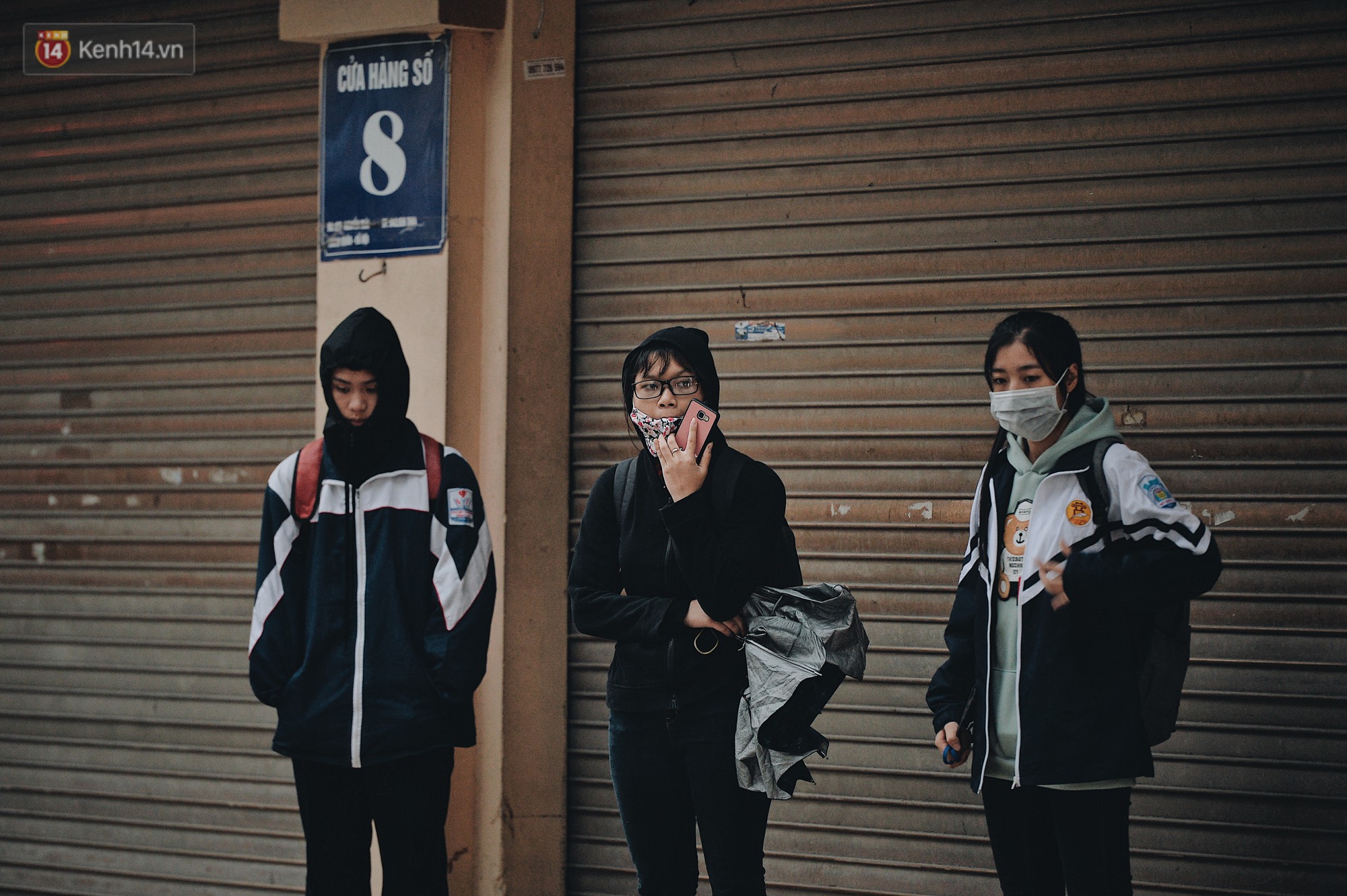 Chùm ảnh: Sau một đêm trở gió Hà Nội mưa lạnh xuống đến 17 độ C, người dân co ro ra đường-7