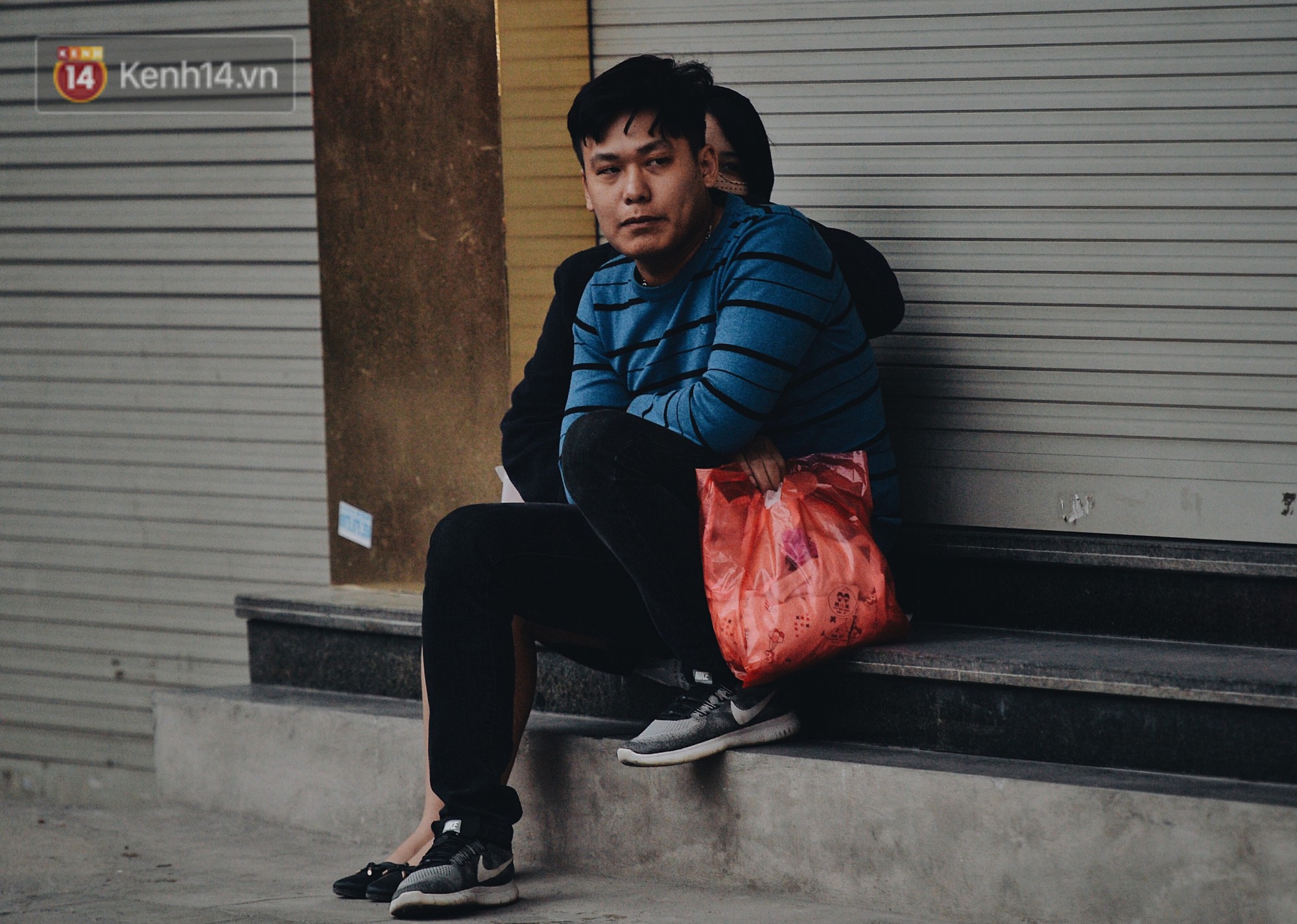 Chùm ảnh: Sau một đêm trở gió Hà Nội mưa lạnh xuống đến 17 độ C, người dân co ro ra đường-8