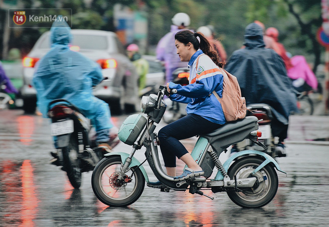 Chùm ảnh: Sau một đêm trở gió Hà Nội mưa lạnh xuống đến 17 độ C, người dân co ro ra đường-9