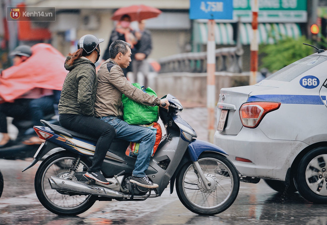 Chùm ảnh: Sau một đêm trở gió Hà Nội mưa lạnh xuống đến 17 độ C, người dân co ro ra đường-10