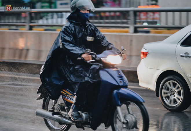 Chùm ảnh: Sau một đêm trở gió Hà Nội mưa lạnh xuống đến 17 độ C, người dân co ro ra đường-11