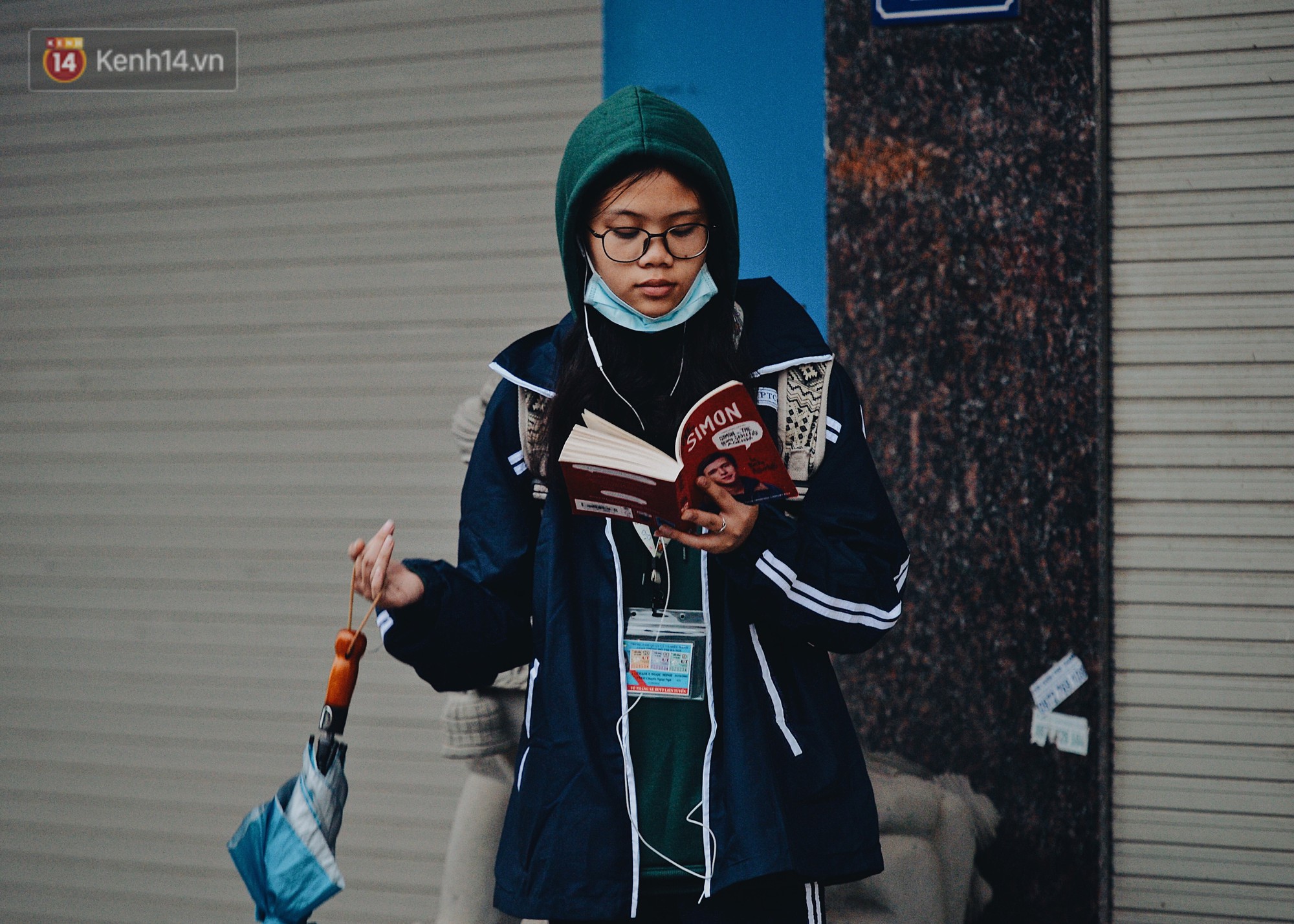 Chùm ảnh: Sau một đêm trở gió Hà Nội mưa lạnh xuống đến 17 độ C, người dân co ro ra đường-13