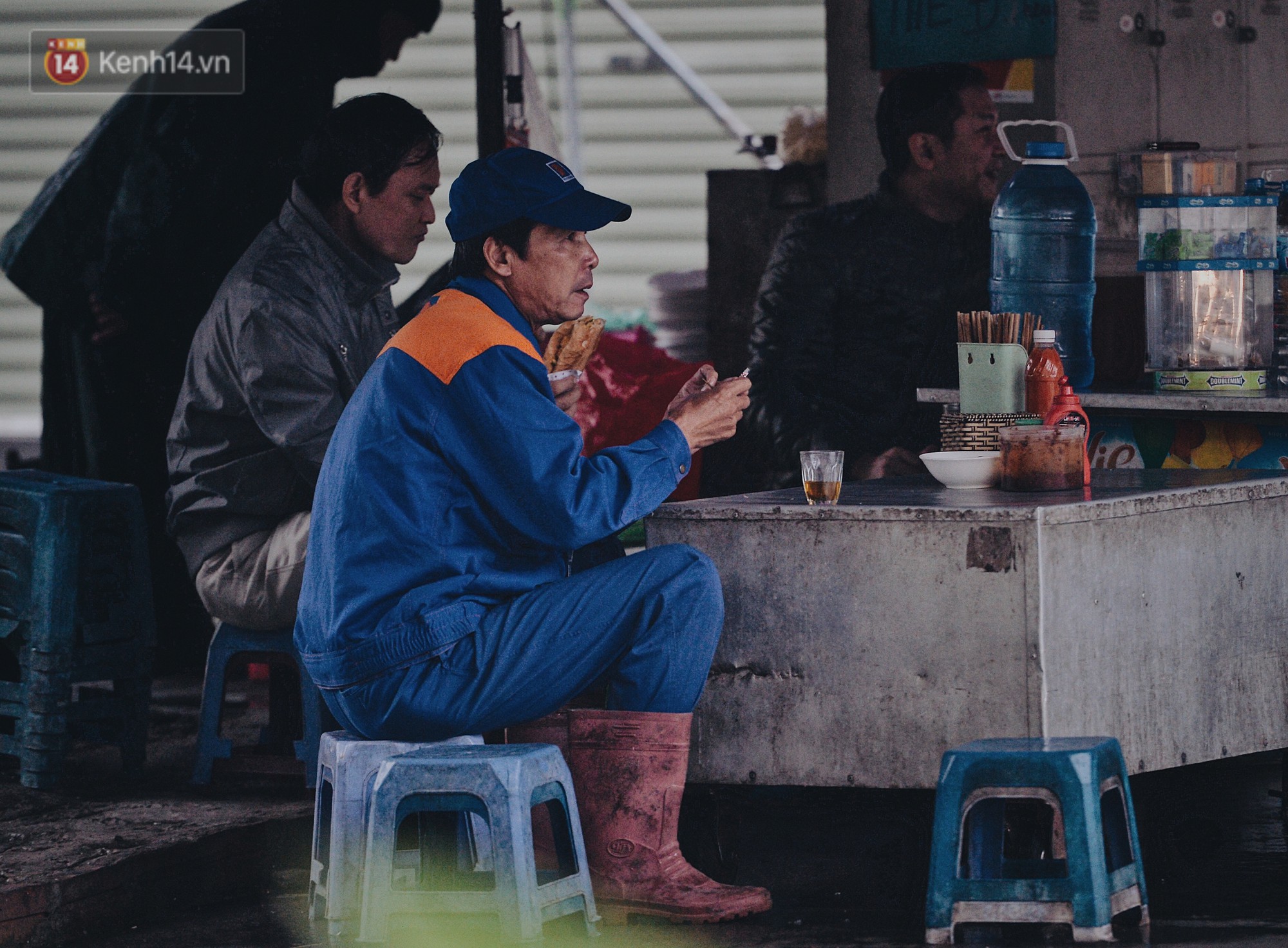 Chùm ảnh: Sau một đêm trở gió Hà Nội mưa lạnh xuống đến 17 độ C, người dân co ro ra đường-14