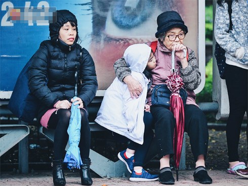 Chùm ảnh: Sau một đêm trở gió Hà Nội mưa lạnh xuống đến 17 độ C, người dân co ro ra đường