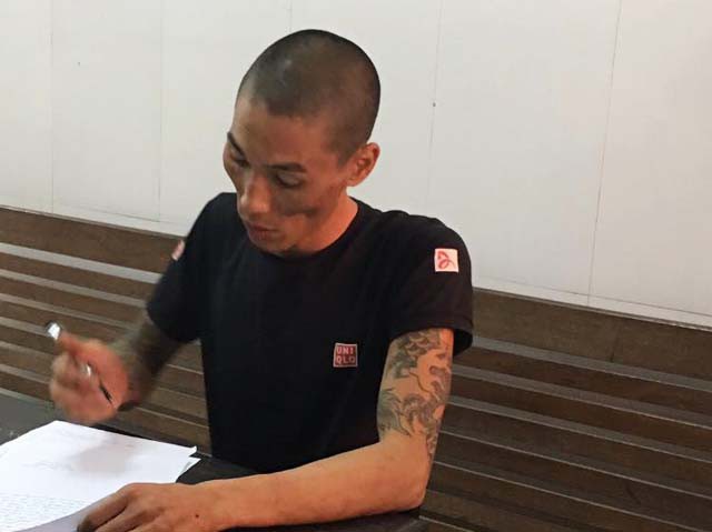 Vụ em bé 17 tháng tuổi bị bố ruột thả từ tầng 2 xuống đất: Đối tượng khai gì tại CQĐT?-1