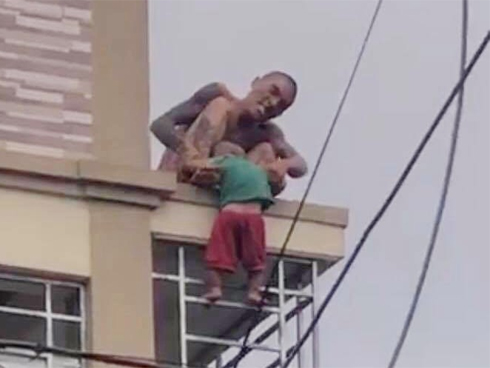 Vụ bố ném con hơn 1 tuổi từ trên cao xuống: Thường ngày đối tượng rất thương con-7
