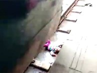 Mẹ đánh rơi con gái 1 tuổi xuống đường ray khi tàu đang chạy qua