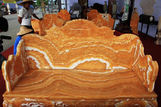 Choáng với bộ bàn ghế 8 tỷ đồng làm từ 50 tấn ngọc-10