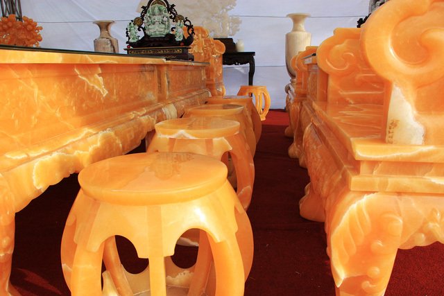 Choáng với bộ bàn ghế 8 tỷ đồng làm từ 50 tấn ngọc-3