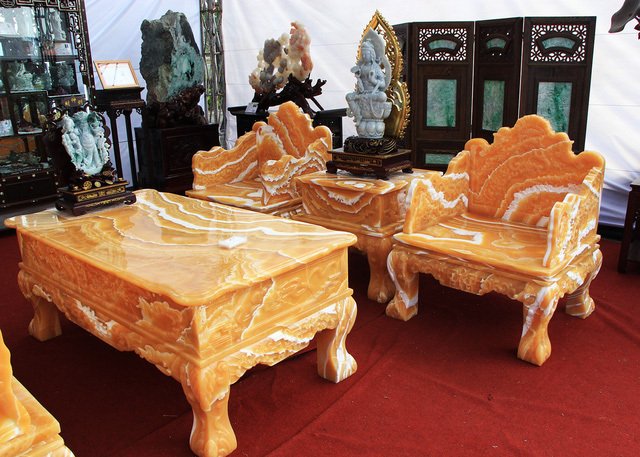 Choáng với bộ bàn ghế 8 tỷ đồng làm từ 50 tấn ngọc-8