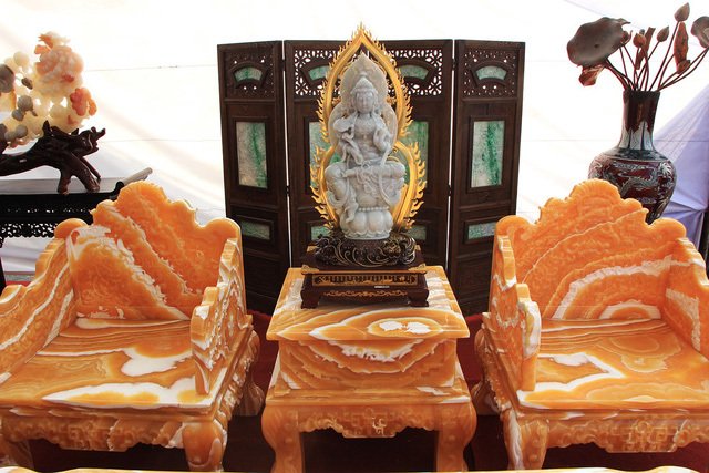 Choáng với bộ bàn ghế 8 tỷ đồng làm từ 50 tấn ngọc-9