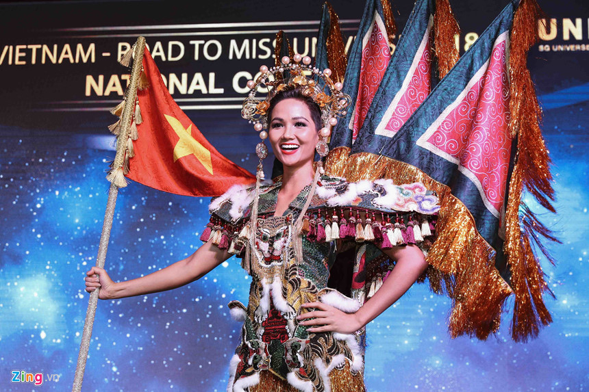 HHen Niê công bố quốc phục là váy bánh mỳ từng gây tranh cãi-6