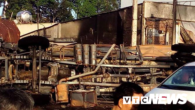 Xe bồn chở xăng lao vào nhà dân bốc cháy ngùn ngụt khiến 6 người chết: Tiết lộ nguyên nhân-1