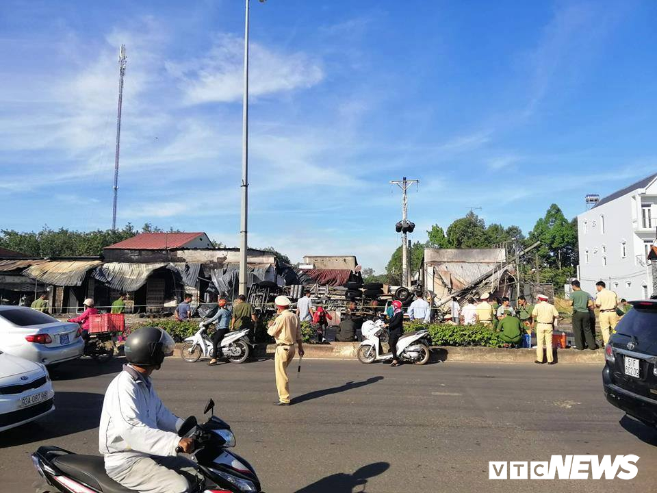 Xe bồn chở xăng lao vào nhà dân bốc cháy ngùn ngụt khiến 6 người chết: Tiết lộ nguyên nhân-3