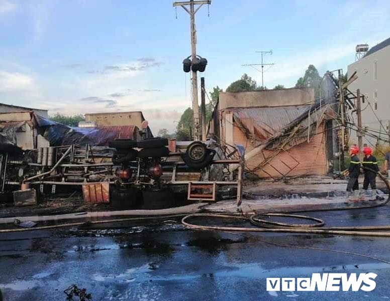 Xe bồn chở xăng lao vào nhà dân bốc cháy ngùn ngụt khiến 6 người chết: Tiết lộ nguyên nhân-2