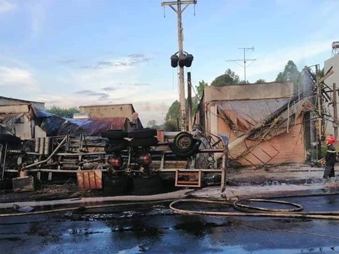 Xe bồn chở xăng lao vào nhà dân bốc cháy ngùn ngụt khiến 6 người chết: Tiết lộ nguyên nhân