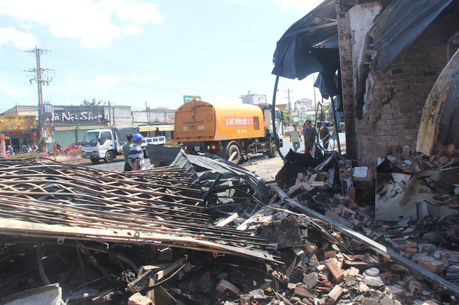 Danh tính 6 người chết trong vụ cháy xe bồn: 4 người trong một nhà, có 2 bé 6 tuổi-2