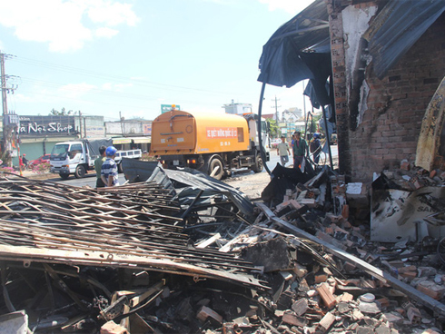 Hiện trường đổ nát sau vụ cháy kinh hoàng ở Bình Phước khiến 6 người tử vong, trong đó có 2 trẻ nhỏ-22