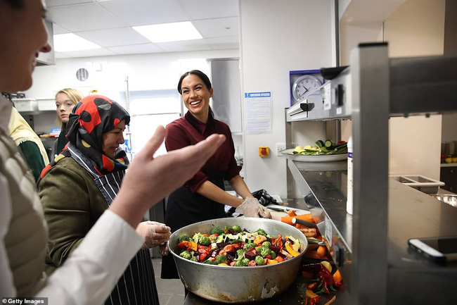 Sau bộ váy bị chê tơi tả, Meghan rạng rỡ lấy lại phong độ nhưng vẫn bị soi hành động hơi quá đà này-6