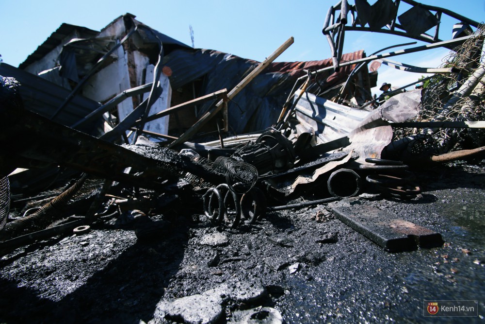 Hiện trường đổ nát sau vụ cháy kinh hoàng ở Bình Phước khiến 6 người tử vong, trong đó có 2 trẻ nhỏ-3