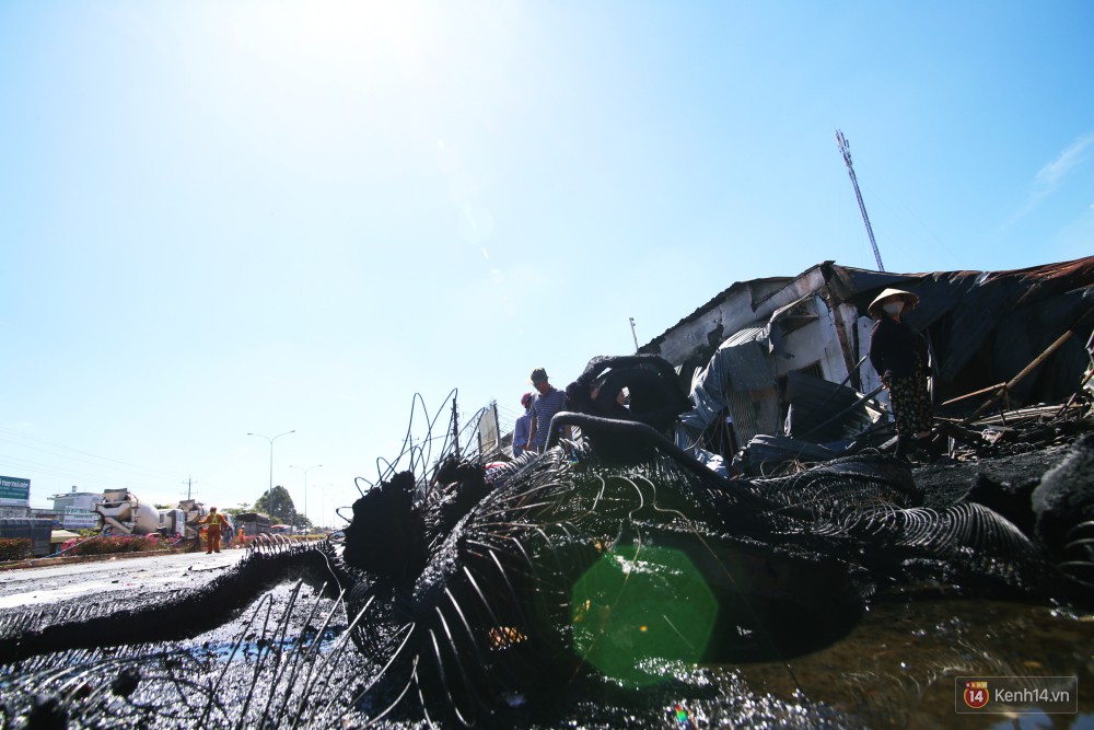 Hiện trường đổ nát sau vụ cháy kinh hoàng ở Bình Phước khiến 6 người tử vong, trong đó có 2 trẻ nhỏ-4