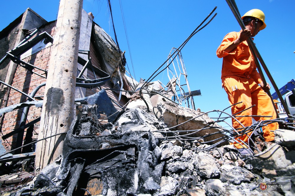 Hiện trường đổ nát sau vụ cháy kinh hoàng ở Bình Phước khiến 6 người tử vong, trong đó có 2 trẻ nhỏ-6