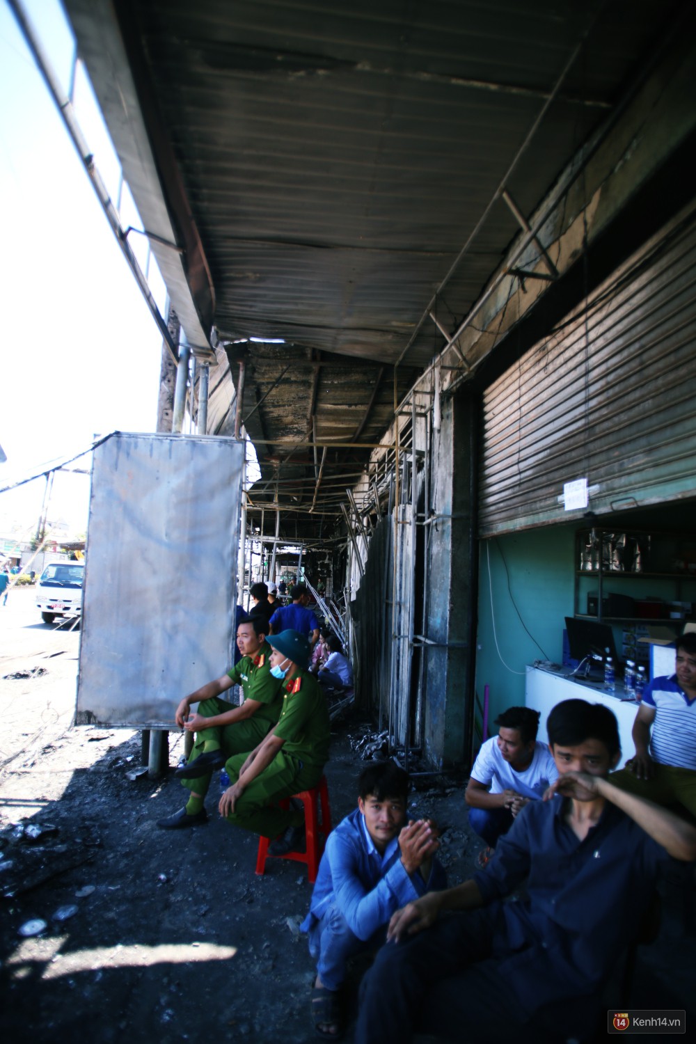 Hiện trường đổ nát sau vụ cháy kinh hoàng ở Bình Phước khiến 6 người tử vong, trong đó có 2 trẻ nhỏ-10