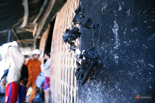 Hiện trường đổ nát sau vụ cháy kinh hoàng ở Bình Phước khiến 6 người tử vong, trong đó có 2 trẻ nhỏ-8