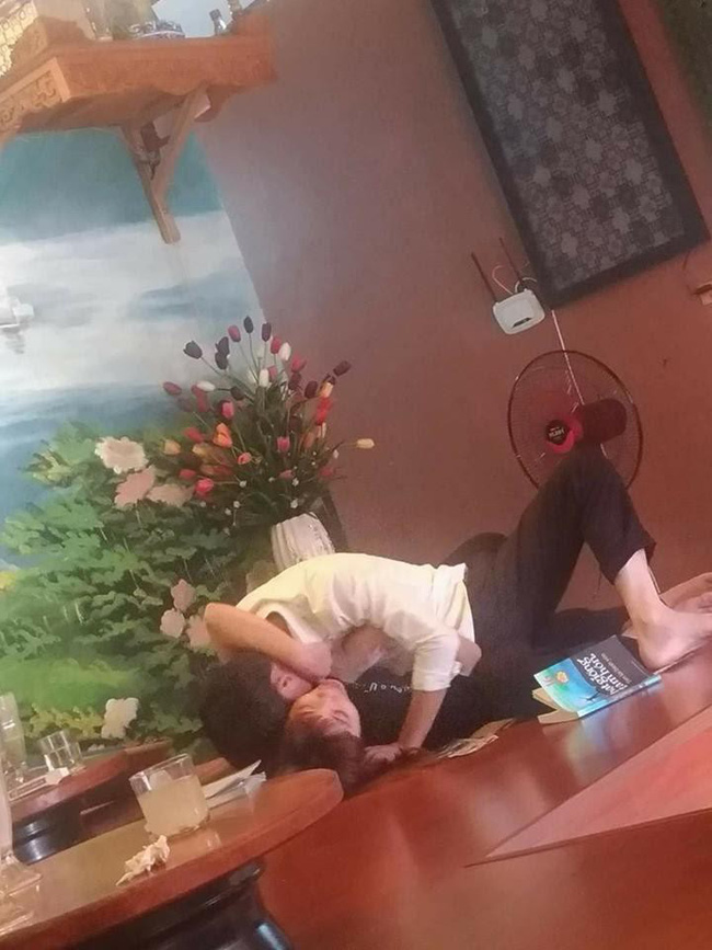 Hình ảnh đôi trẻ đè nhau giữa quán cà phê khiến ai nấy đỏ mặt, nhưng cuốn sách bên cạnh còn gây chú ý hơn-2