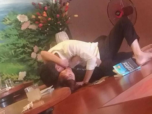 Đôi trẻ có hành động lạ đằng sau chiếc bàn kém duyên” ở quán mỳ cay, dân mạng thi nhau đoán già đoán non-2