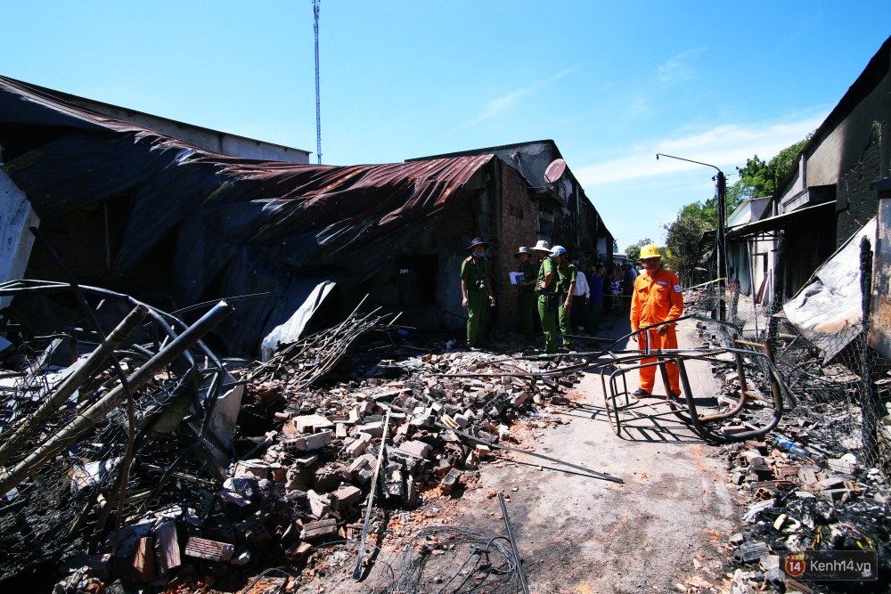 Hiện trường đổ nát sau vụ cháy kinh hoàng ở Bình Phước khiến 6 người tử vong, trong đó có 2 trẻ nhỏ-12