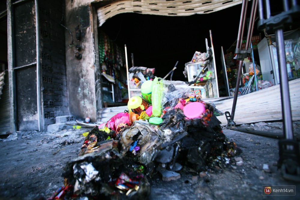 Hiện trường đổ nát sau vụ cháy kinh hoàng ở Bình Phước khiến 6 người tử vong, trong đó có 2 trẻ nhỏ-20