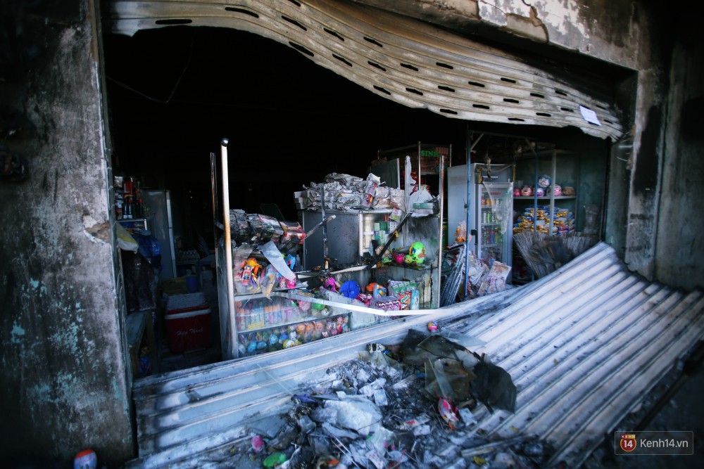 Hiện trường đổ nát sau vụ cháy kinh hoàng ở Bình Phước khiến 6 người tử vong, trong đó có 2 trẻ nhỏ-21