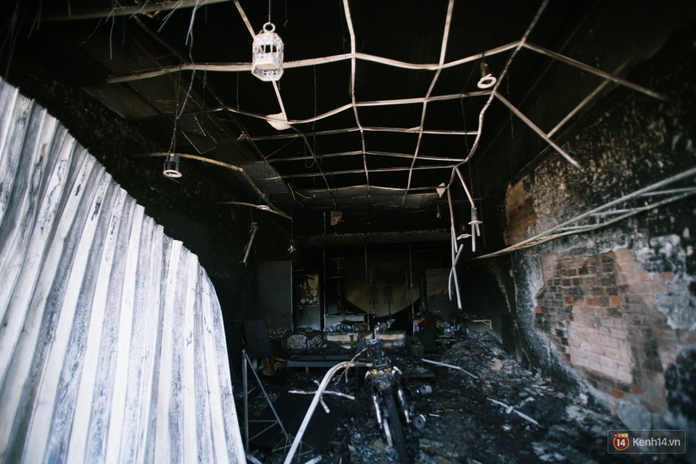 Hiện trường đổ nát sau vụ cháy kinh hoàng ở Bình Phước khiến 6 người tử vong, trong đó có 2 trẻ nhỏ-18