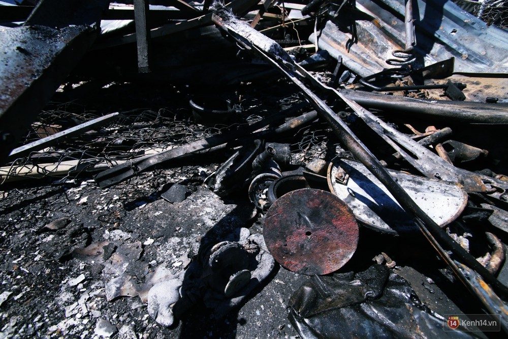 Hiện trường đổ nát sau vụ cháy kinh hoàng ở Bình Phước khiến 6 người tử vong, trong đó có 2 trẻ nhỏ-13
