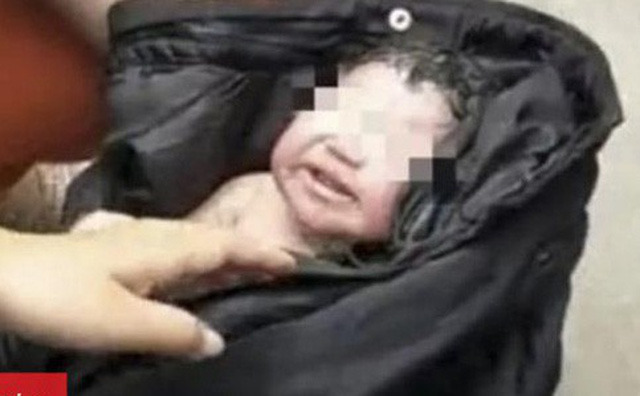 Bé sơ sinh Trung Quốc bị mẹ vứt bỏ trong thùng rác-1