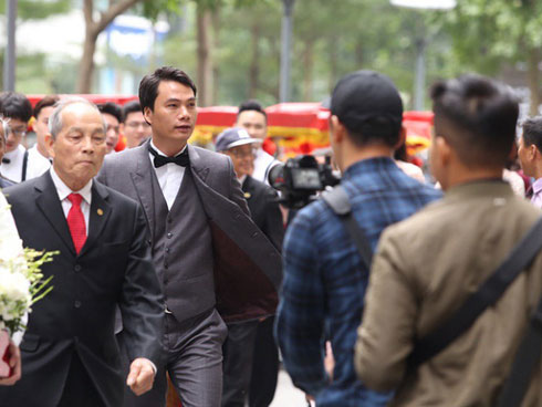 Chân dung chồng đại gia U40 của Á hậu Thanh Tú: Quá khứ nghèo, từng làm thêm nuôi anh trai ăn học-7