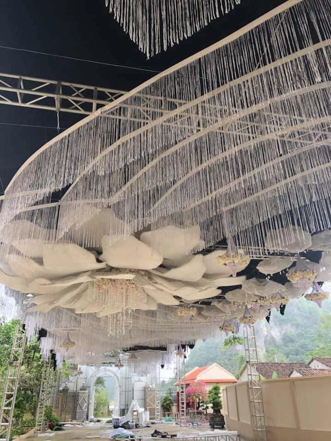 Cô dâu đeo vàng nặng trĩu trong đám cưới chi 2,5 tỷ tiền bắc rạp, trang trí 100% hoa tươi-10