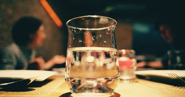 Bà mẹ chỉ xin 1 cốc nước nhưng bị thờ ơ, cửa hàng sau đó đối diện cảnh tượng chưa từng thấy-1