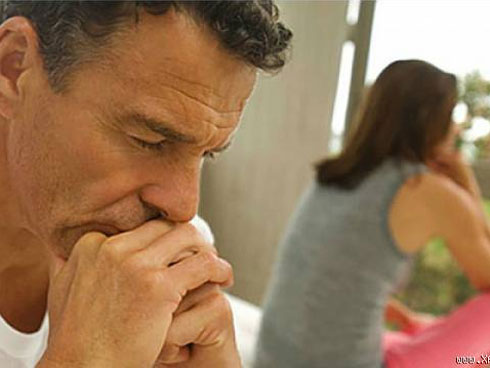 Bí mật của chồng già thích rời nhà đi ... hóng gió đêm-1