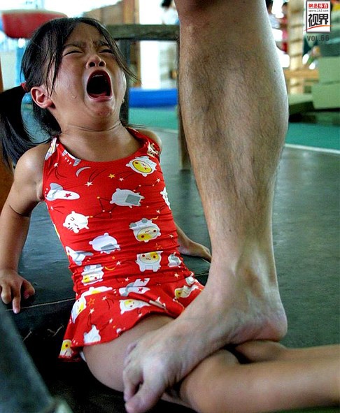 Bên trong những lớp học huấn luyện thể thao, nghệ thuật khắc nghiệt đến kinh hoàng tại Trung Quốc-1